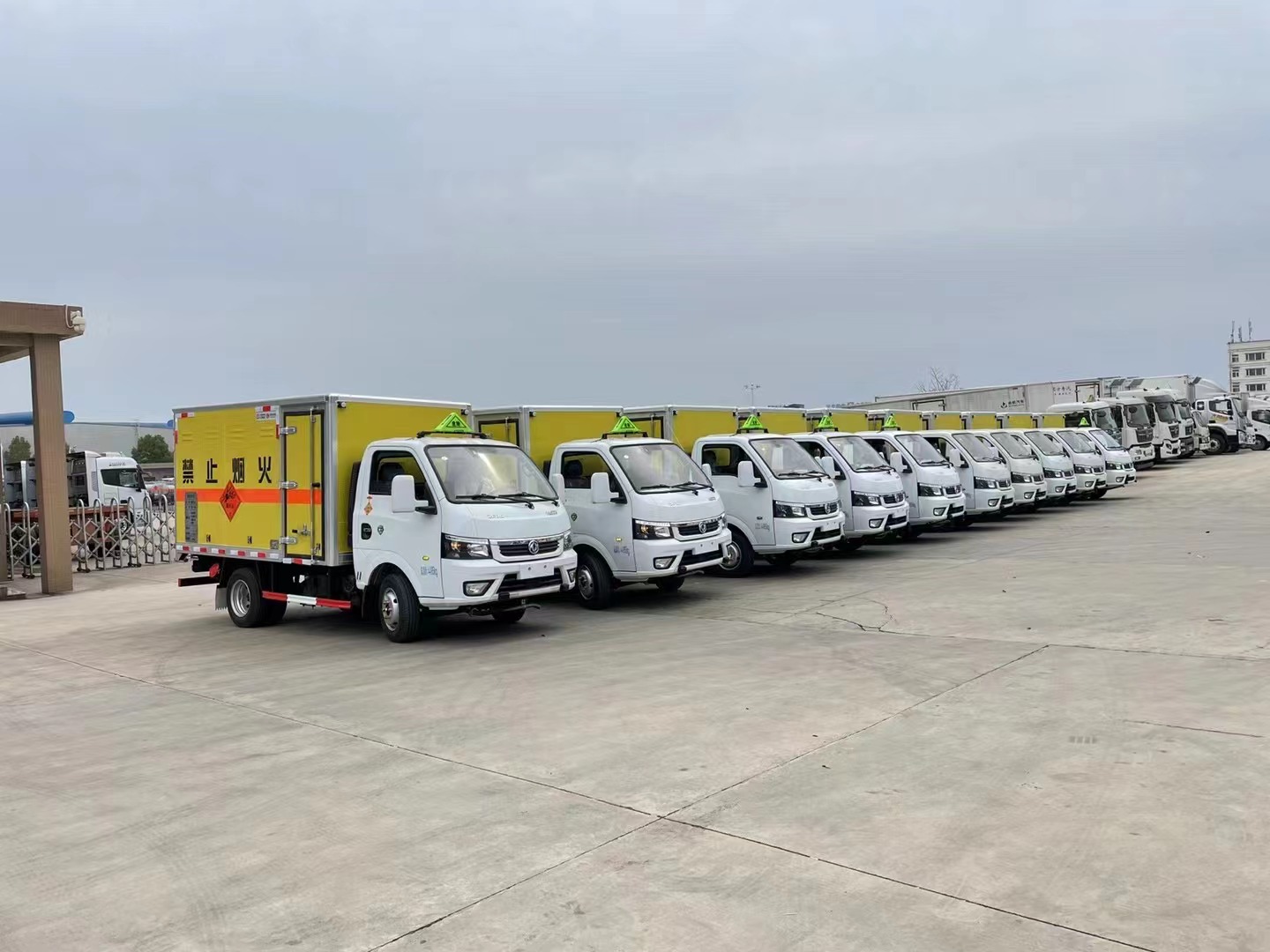 東風途逸2噸藍牌炸藥車