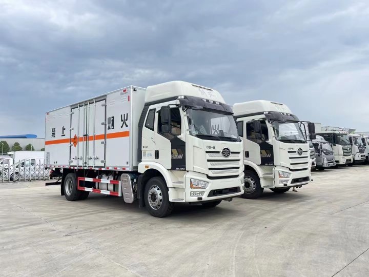 解放7.6米爆破器材運輸車