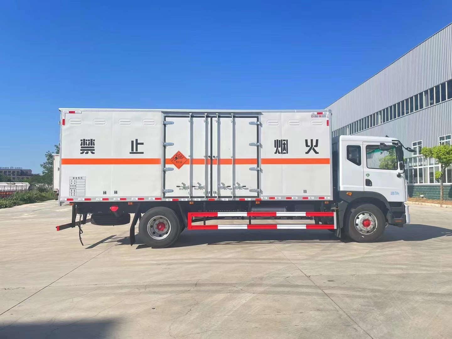 東風(fēng)多利卡10噸炸藥車