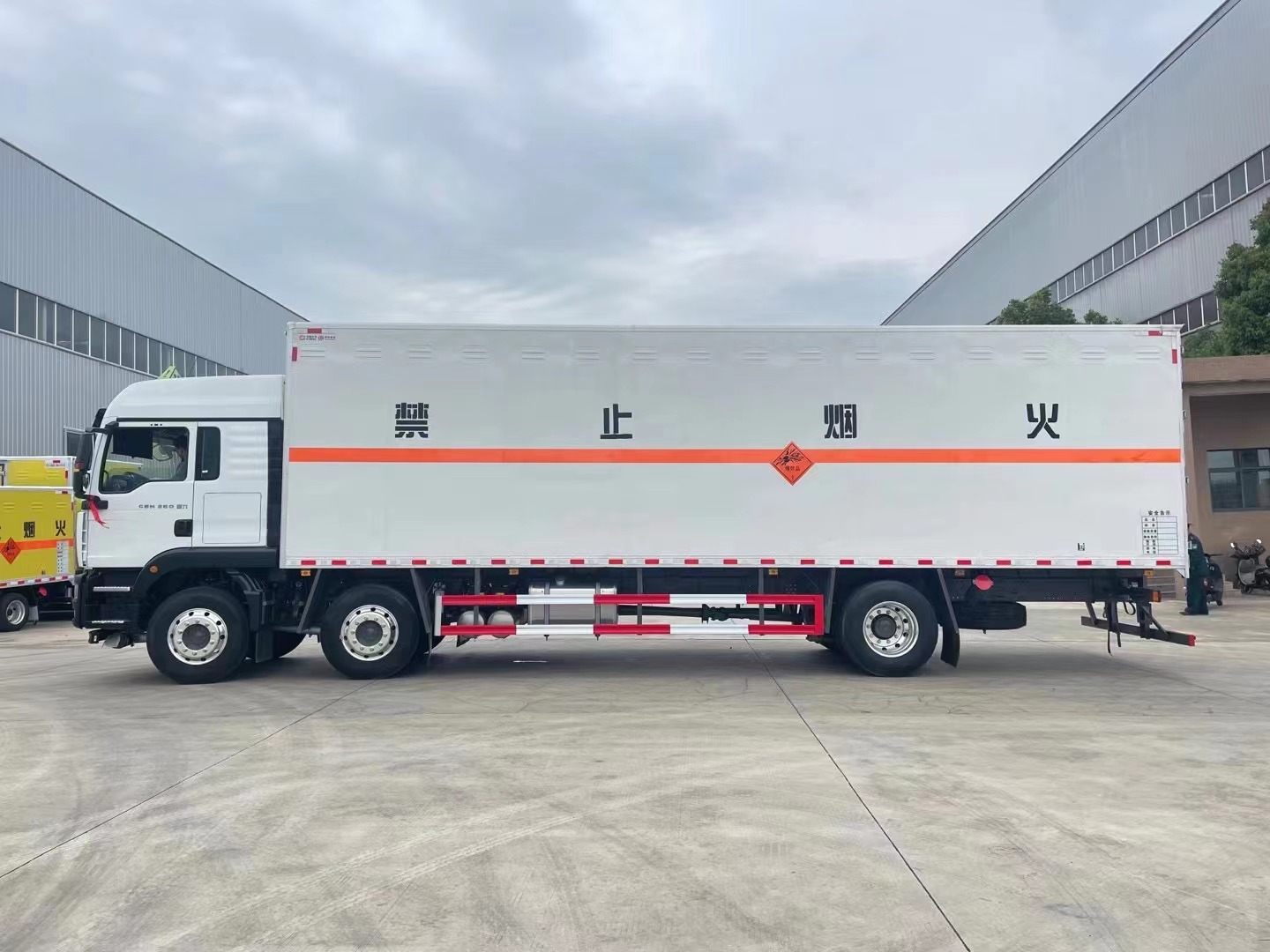 重汽汕德卡9.6米煙花爆竹運輸車