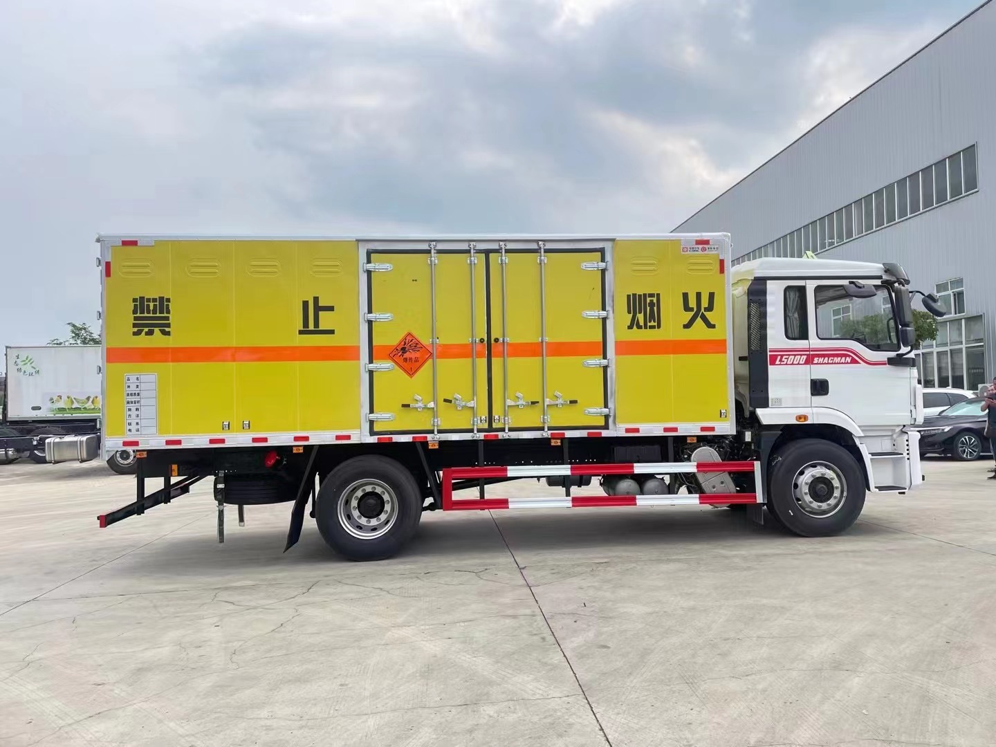 陜汽德龍6.8米煙花炮竹運(yùn)輸車