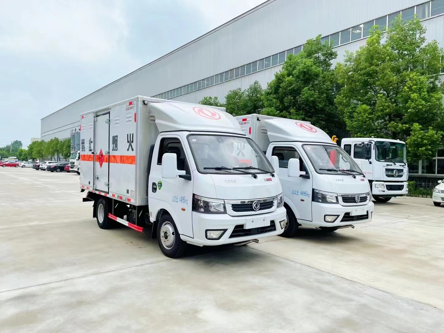 東風途逸柴油版3.8米易燃氣體廂式運輸車