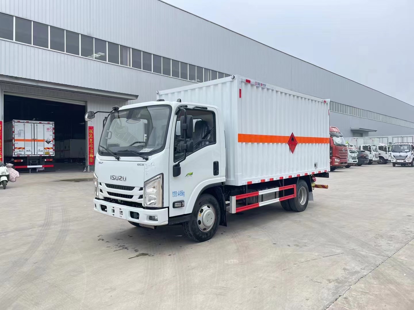 五十鈴藍(lán)牌4.15米1噸易燃?xì)怏w廂式運(yùn)輸車(chē)