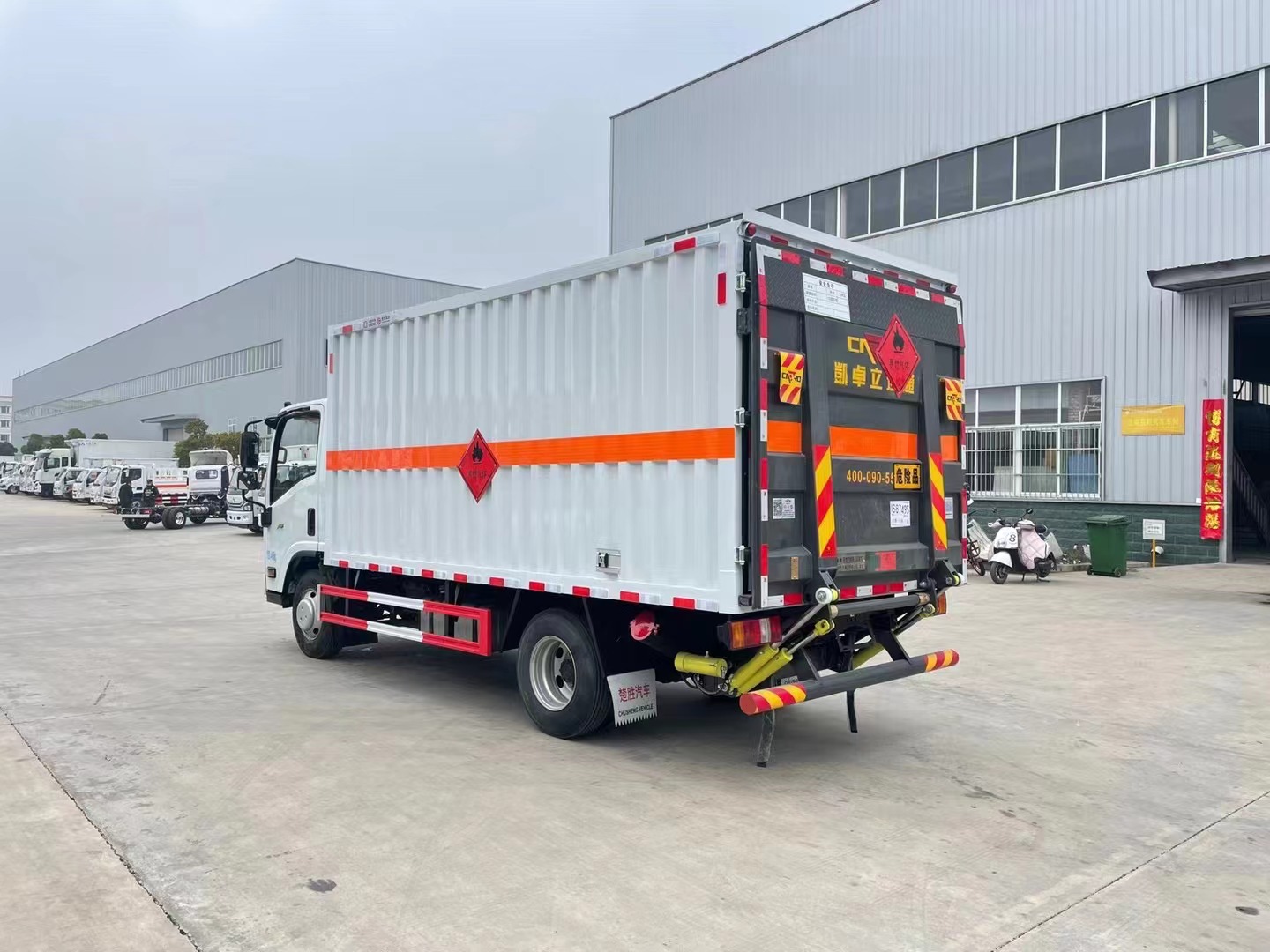 五十鈴藍(lán)牌4.15米1噸易燃?xì)怏w廂式運(yùn)輸車(chē)