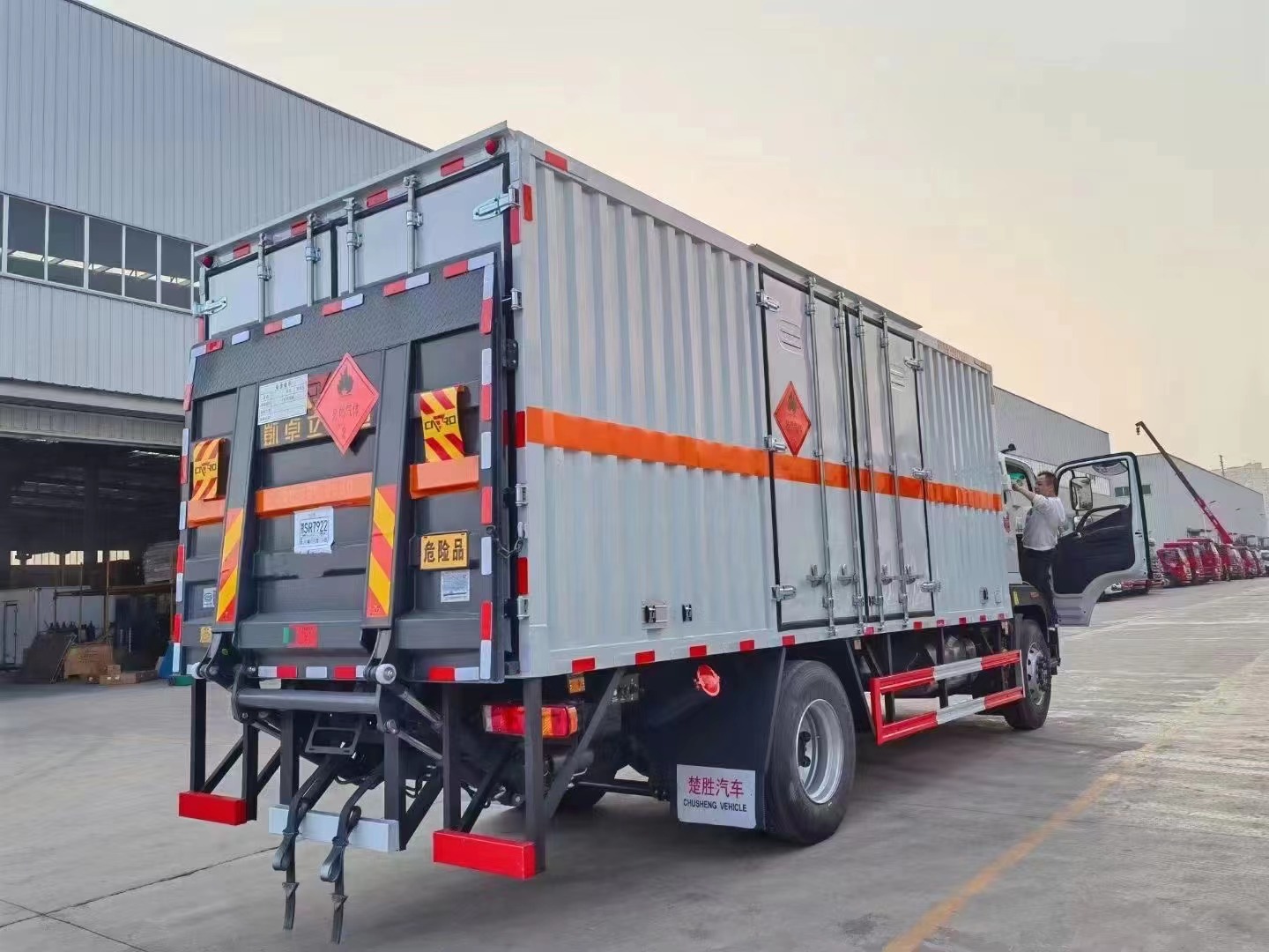 福田歐航6.8米氣體廂式運(yùn)輸車