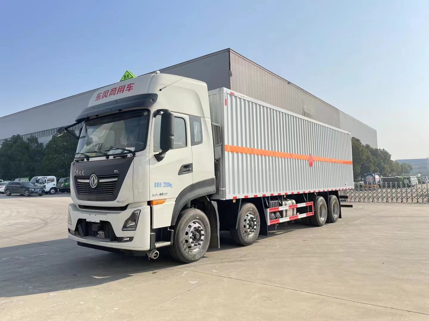 東風天龍9.4米氣體廂式運輸車