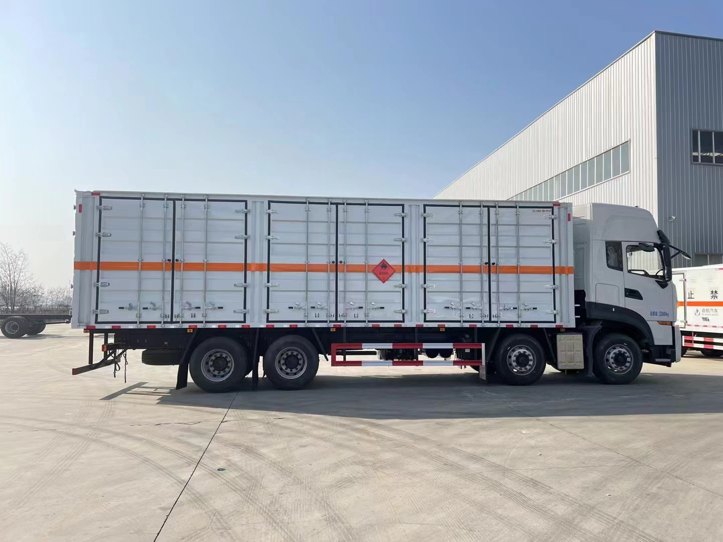 東風天龍9.4米氣體廂式運輸車