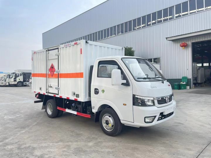 東風(fēng)途逸1.9噸藍(lán)牌易燃液體廂式運(yùn)輸車