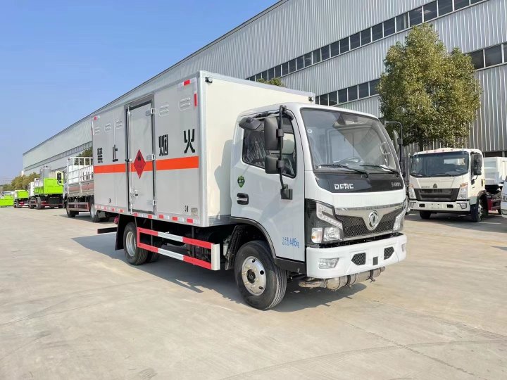 東風(fēng)多利卡藍(lán)牌液體廂式運(yùn)輸車