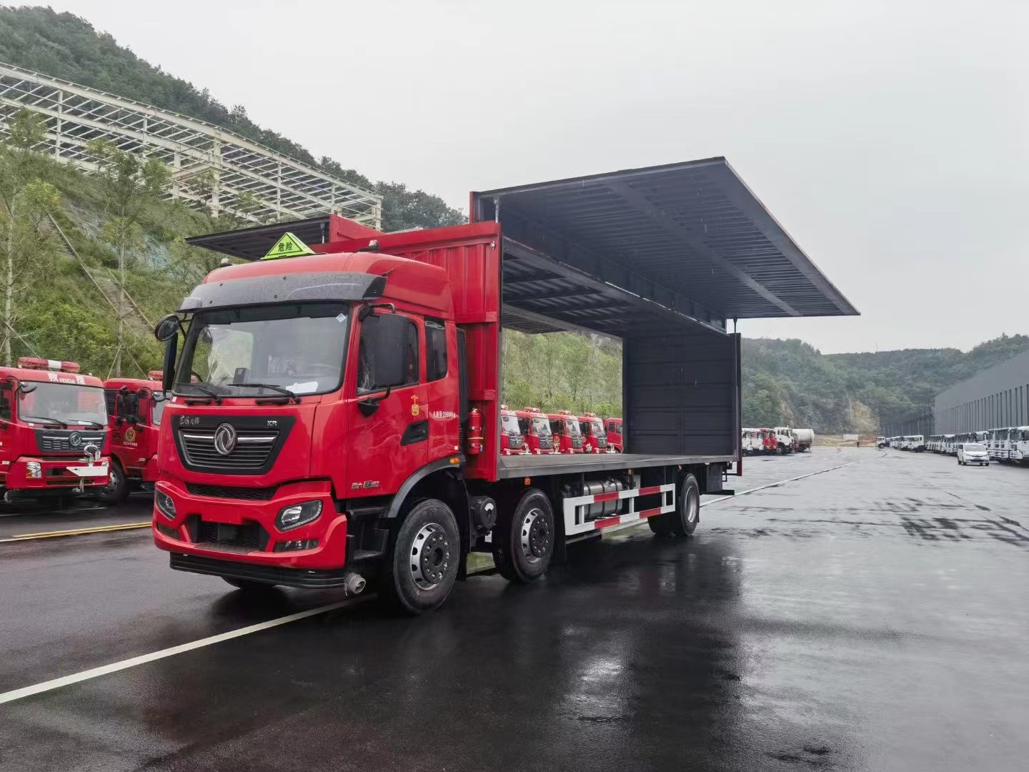 東風(fēng)天錦小三軸（7.7米/8.6米）液體廂式運(yùn)輸車(chē)