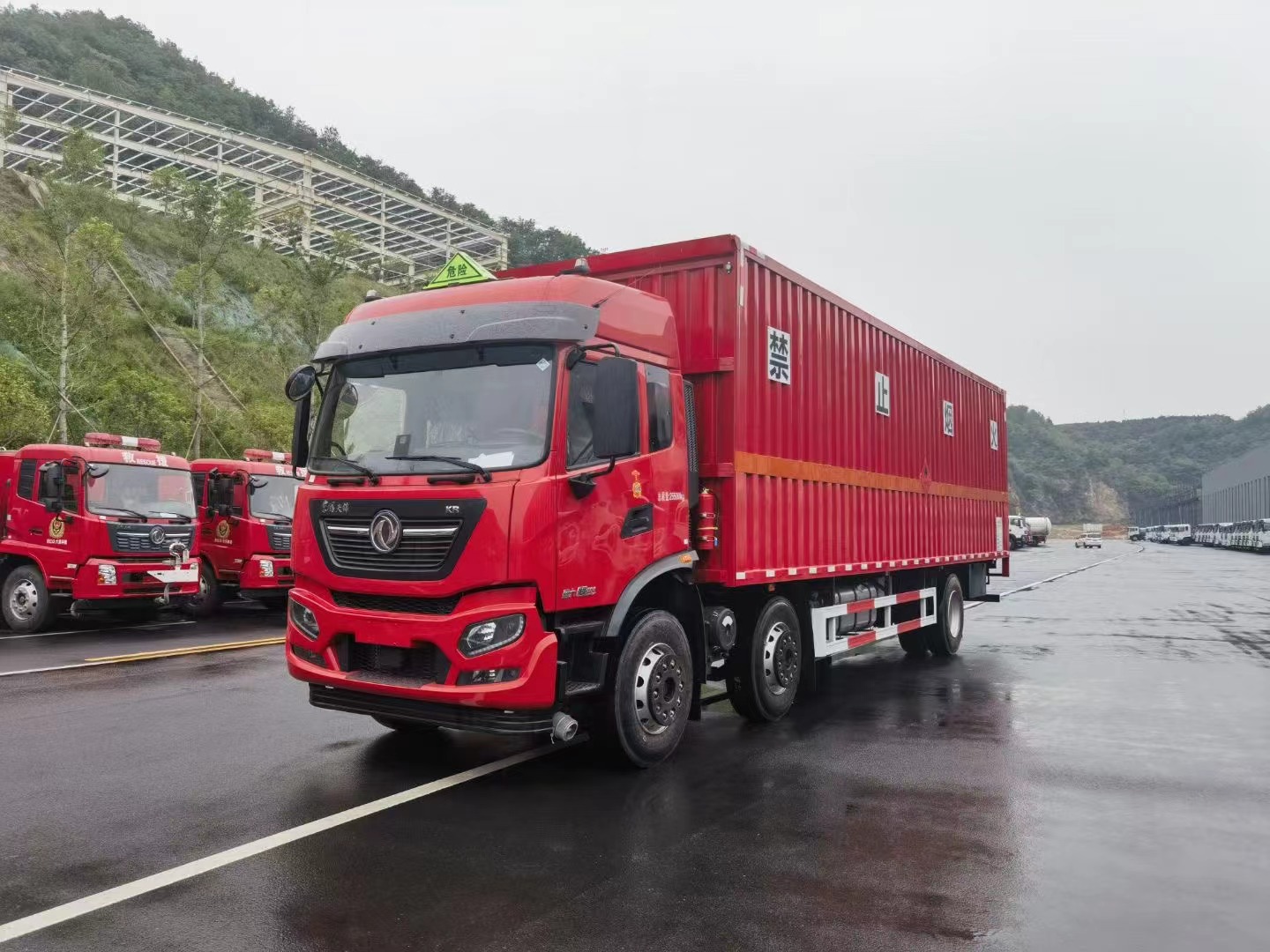 東風(fēng)天錦小三軸（7.7米/8.6米）液體廂式運(yùn)輸車(chē)