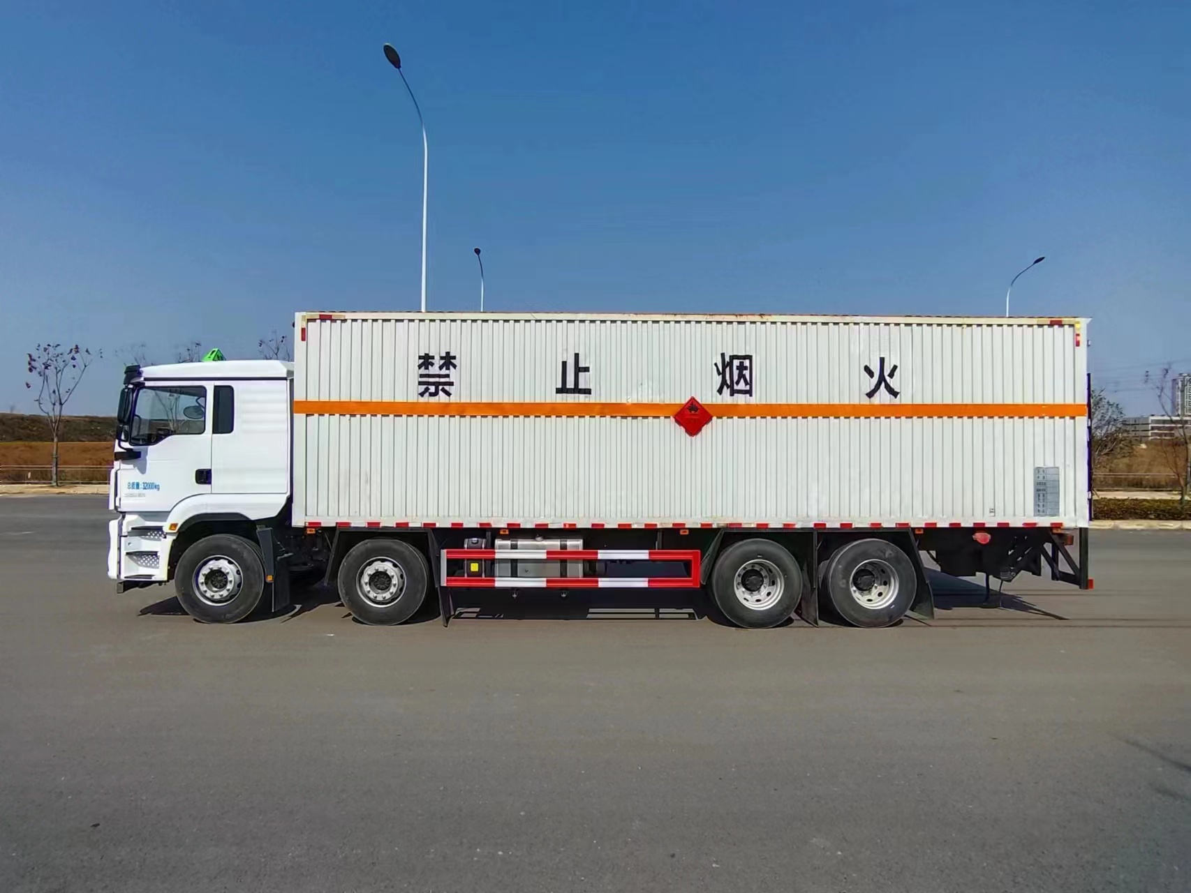 陜汽德龍M3000易燃液體廂式運(yùn)輸車