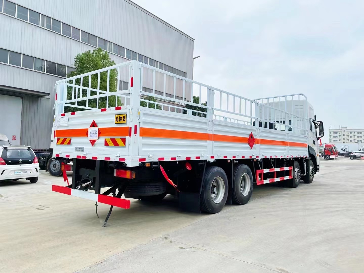 9米6氣瓶運(yùn)輸車/天龍氣瓶車/前四后八危險(xiǎn)品倉欄車