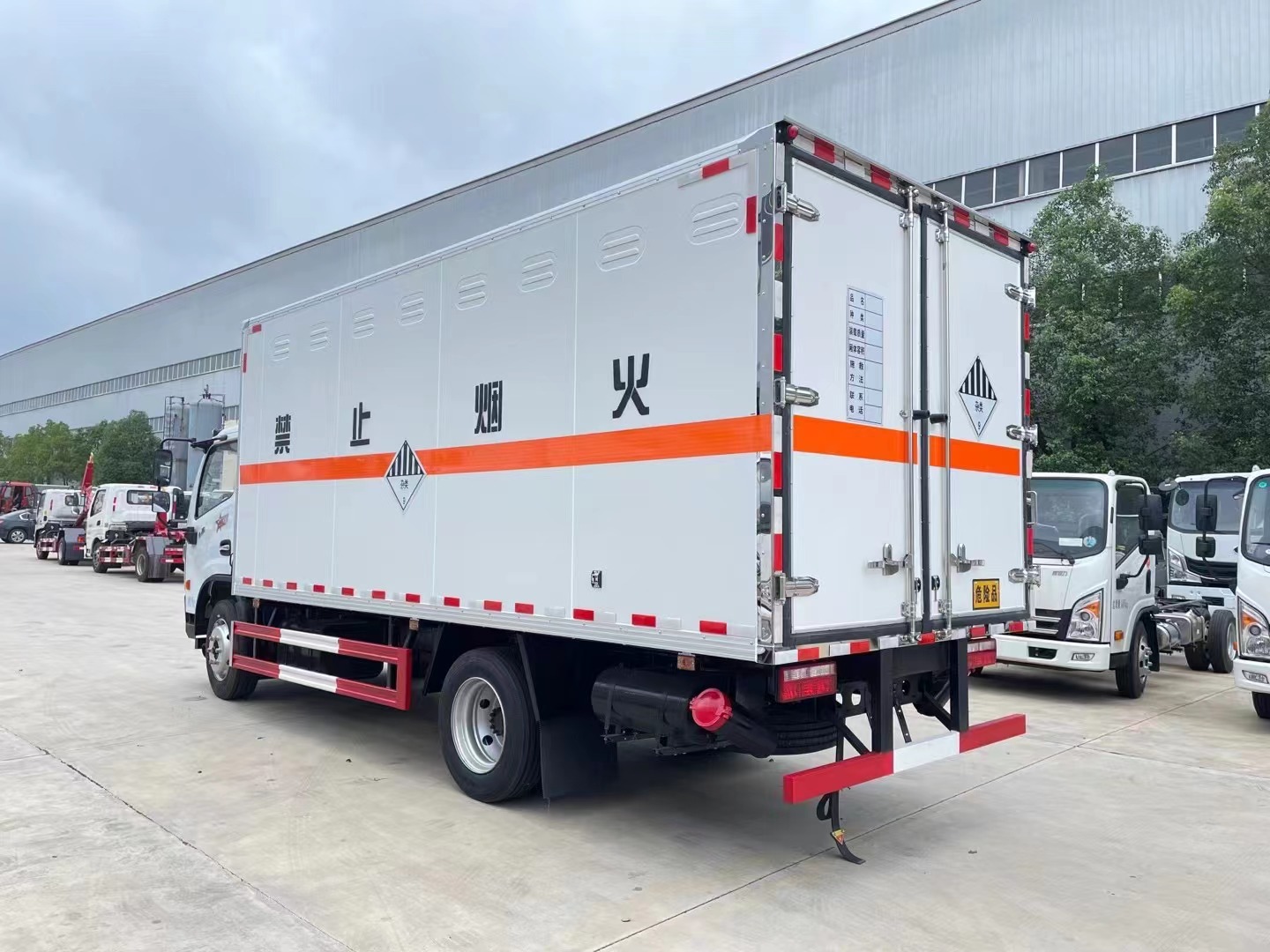 東風5.2米雜項廂式車