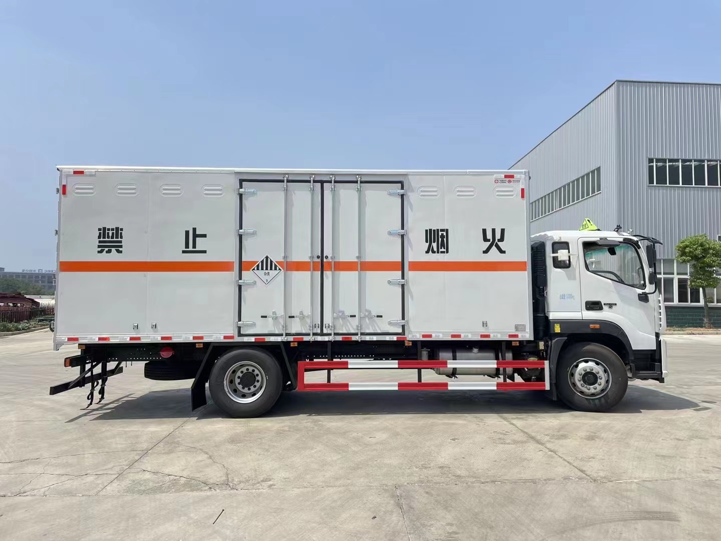 福田歐航6.8米雜項(xiàng)廂式運(yùn)輸車