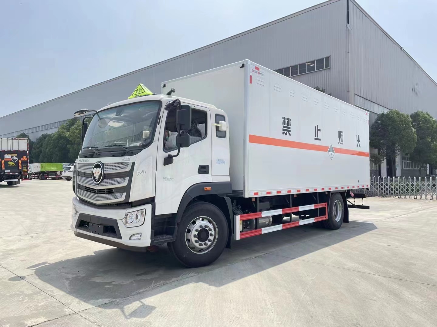 福田歐航6.8米雜項(xiàng)廂式運(yùn)輸車