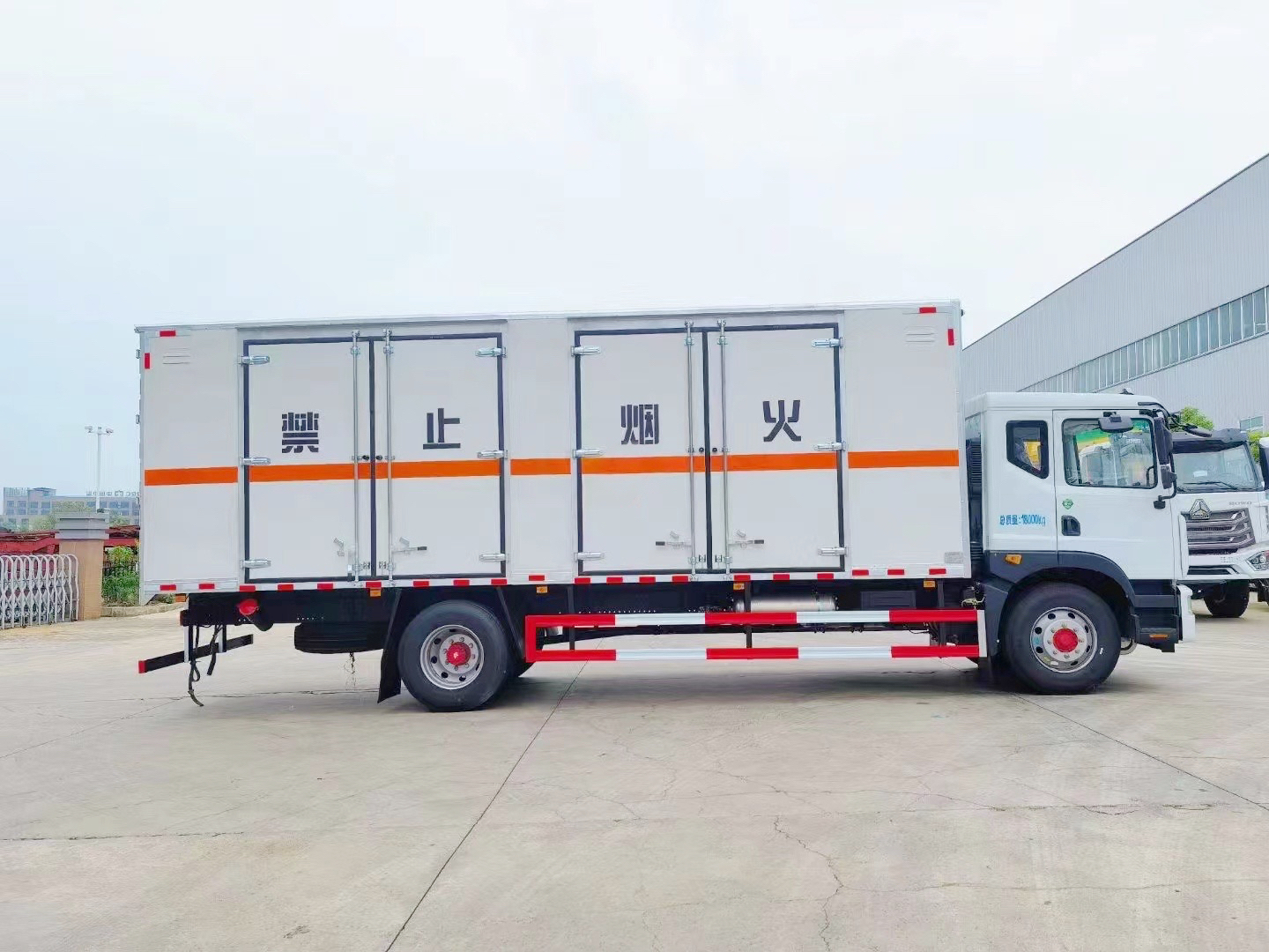 東風多利卡10噸廢電池廢機油運輸車