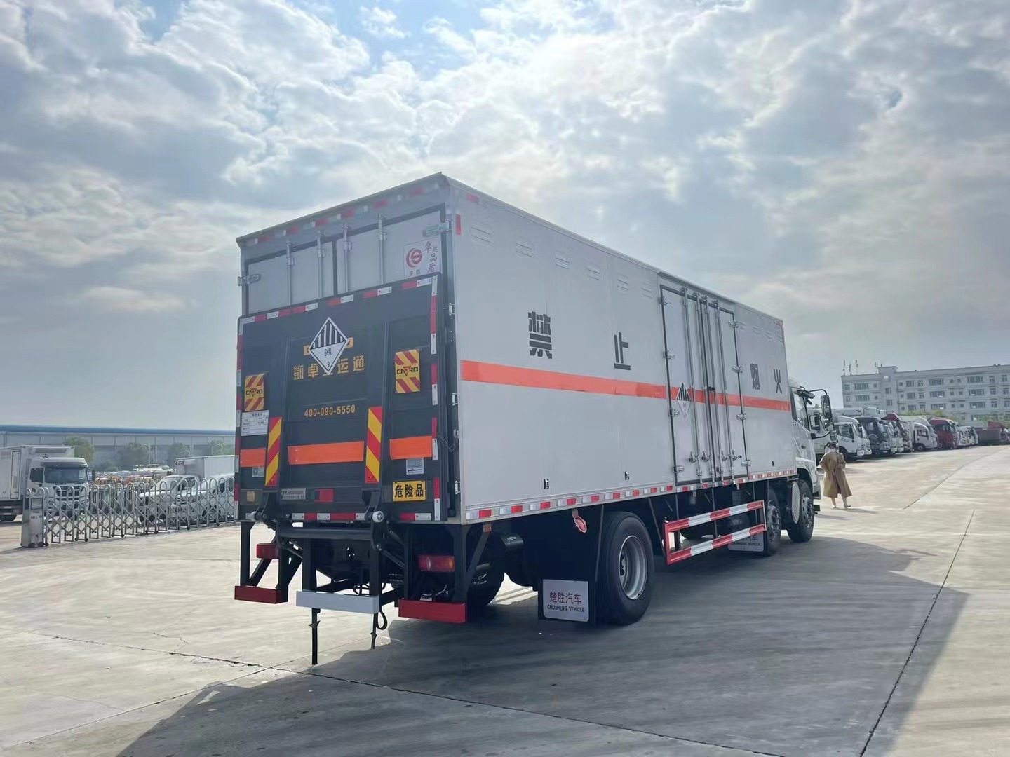 東風(fēng)天錦8.6米九類(lèi)危險(xiǎn)品廂式車(chē)