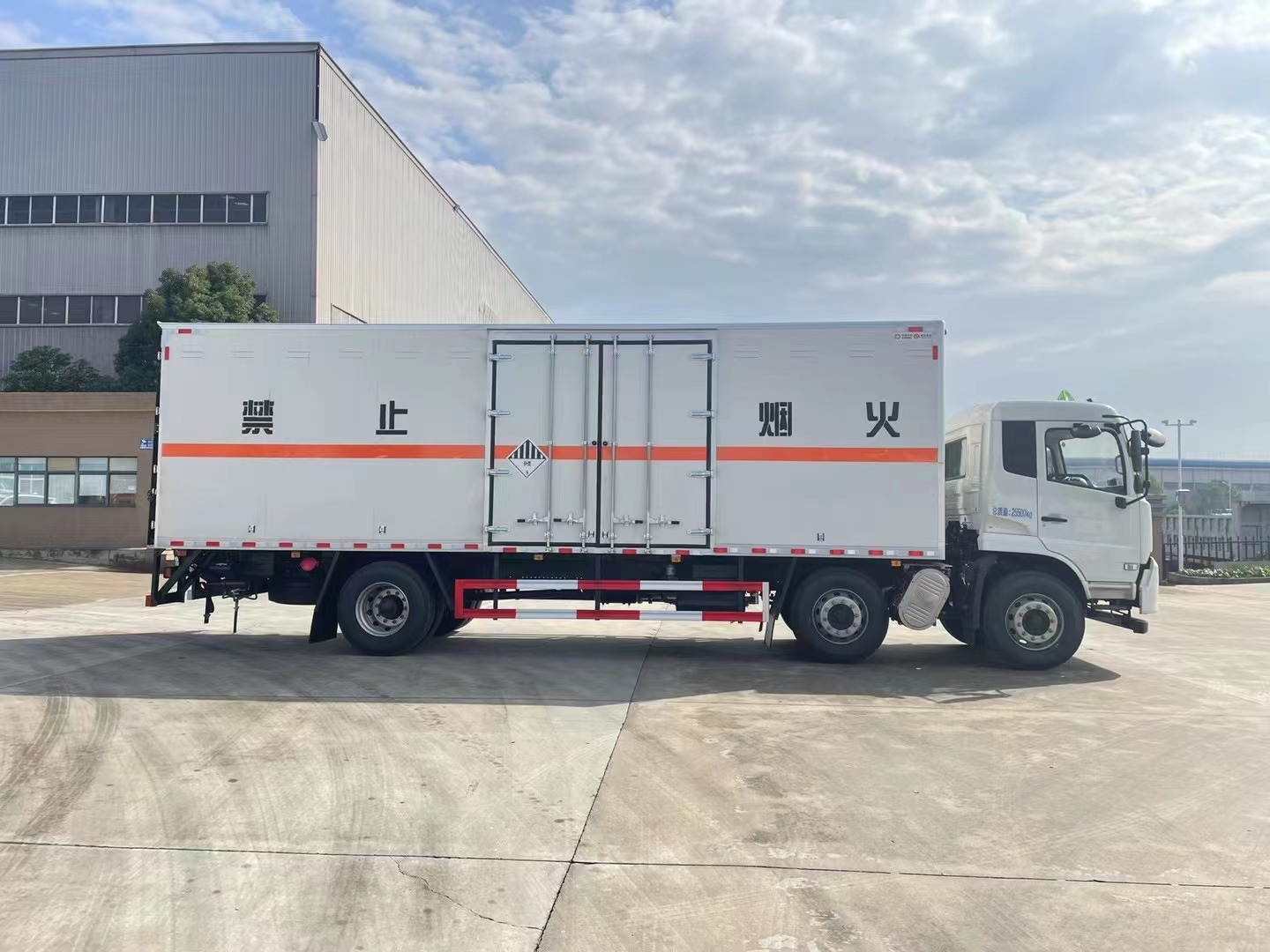 東風(fēng)天錦8.6米九類(lèi)危險(xiǎn)品廂式車(chē)