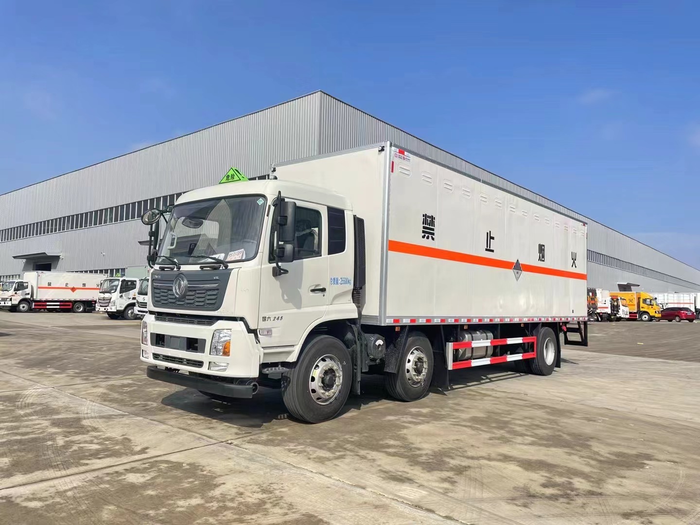 東風(fēng)天錦8.6米九類(lèi)危險(xiǎn)品廂式車(chē)