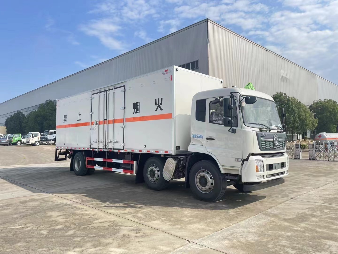 東風(fēng)天錦8.6米九類(lèi)危險(xiǎn)品廂式車(chē)