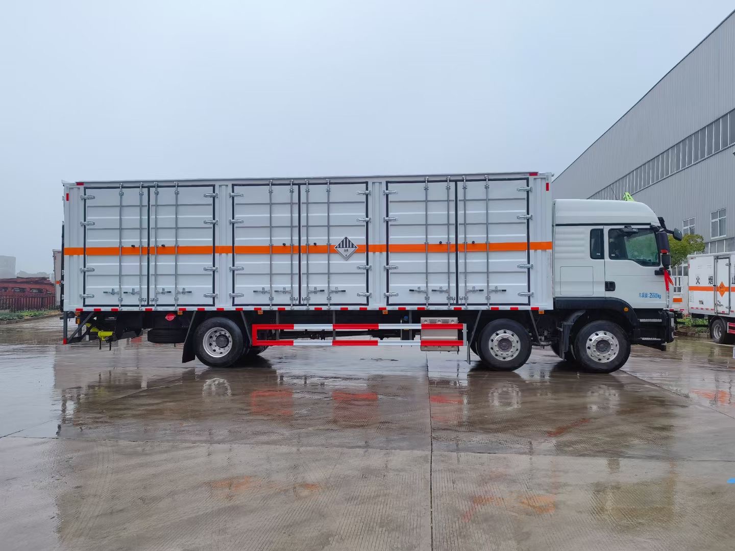 重汽汕德卡9.6米危險廢物運輸車