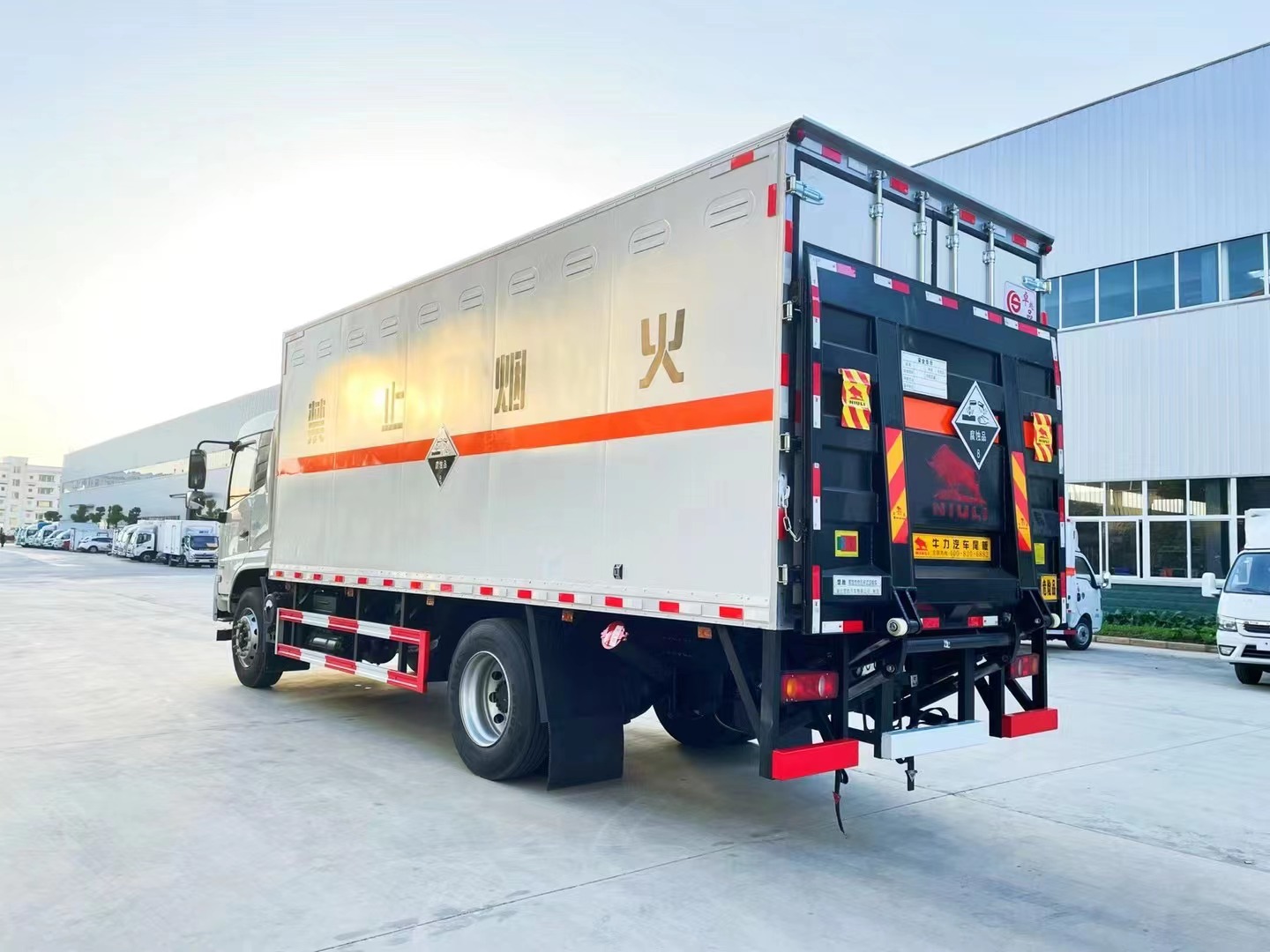 東風(fēng)天錦6.2米/6.8米10噸腐蝕品廂式車