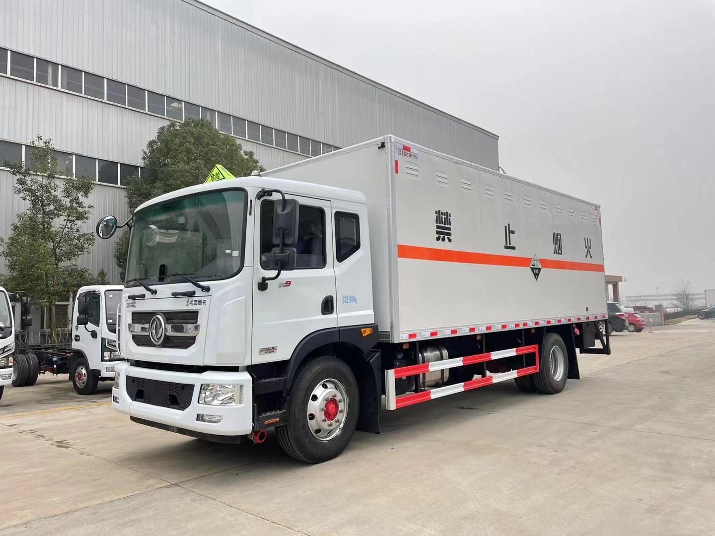 東風多利卡（6.2米/6.8米）腐蝕品廂式車