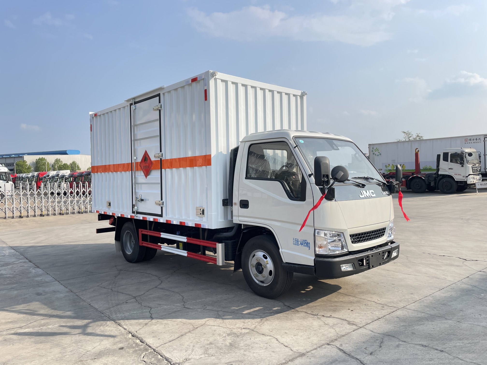 江鈴順達(dá)藍(lán)牌4.2米易燃液體廂式運(yùn)輸車