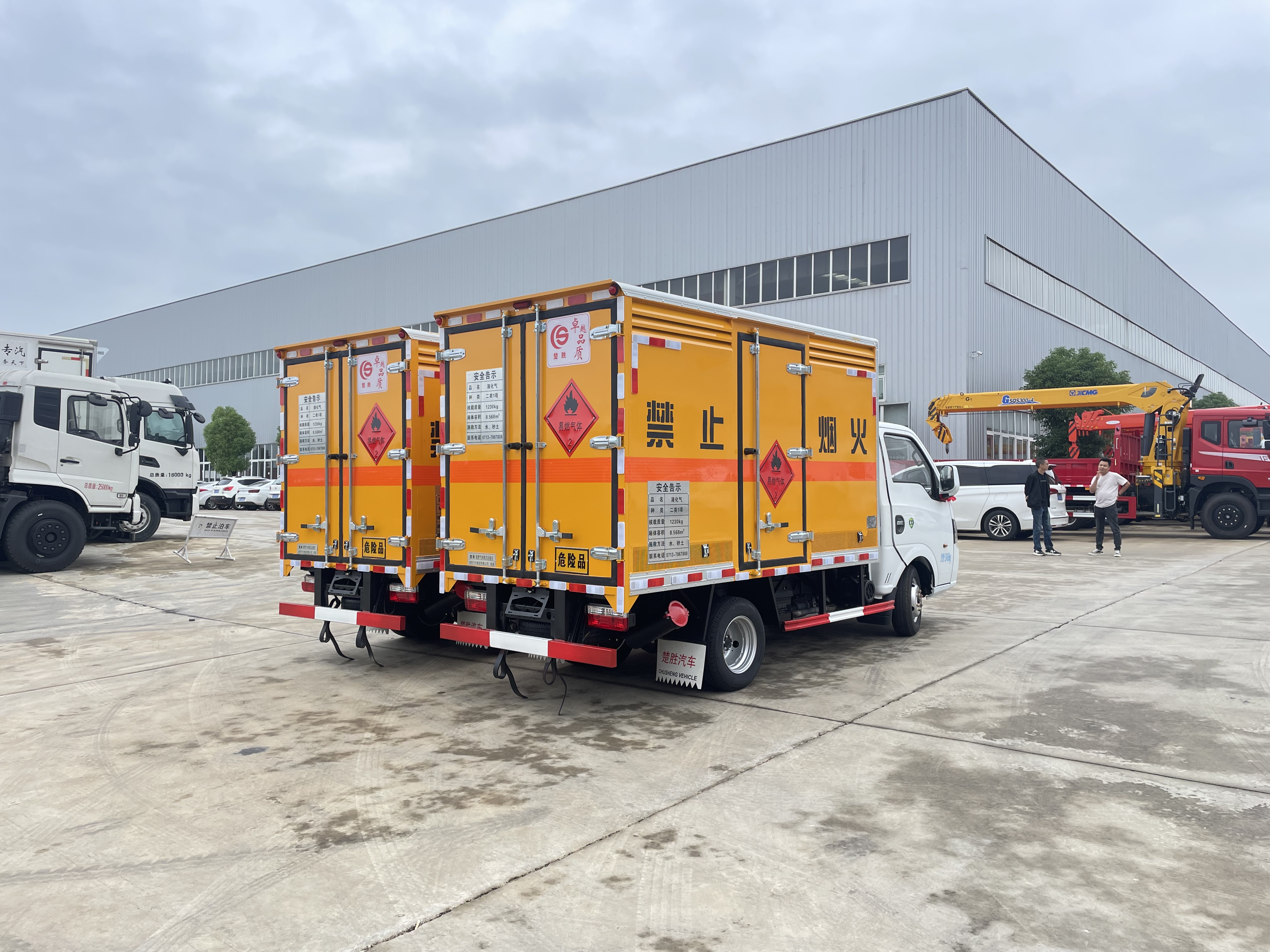 東風(fēng)途逸汽油版3米易燃?xì)怏w廂式車