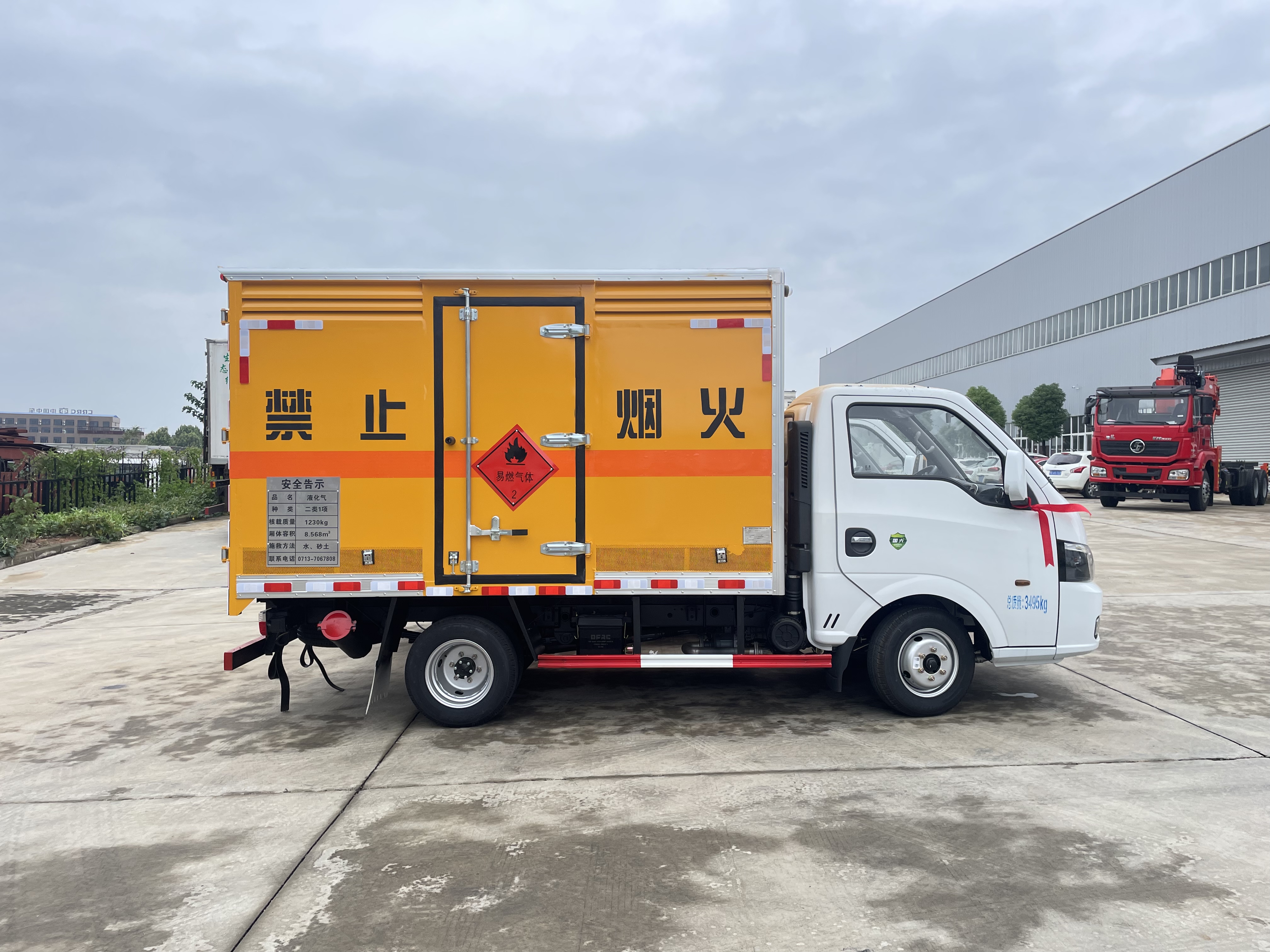 東風(fēng)途逸汽油版3米易燃?xì)怏w廂式車