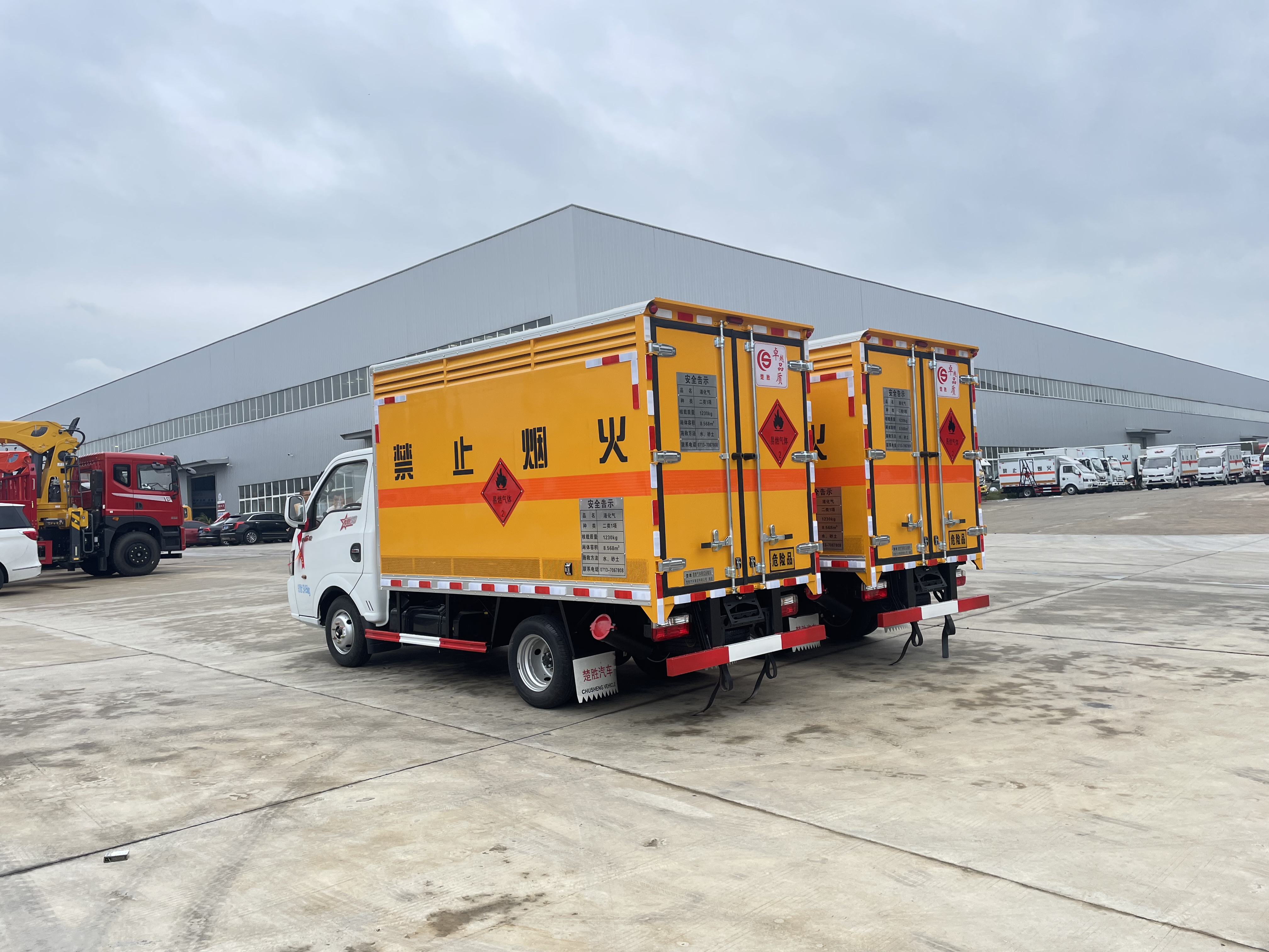 東風(fēng)途逸汽油版3米易燃?xì)怏w廂式車