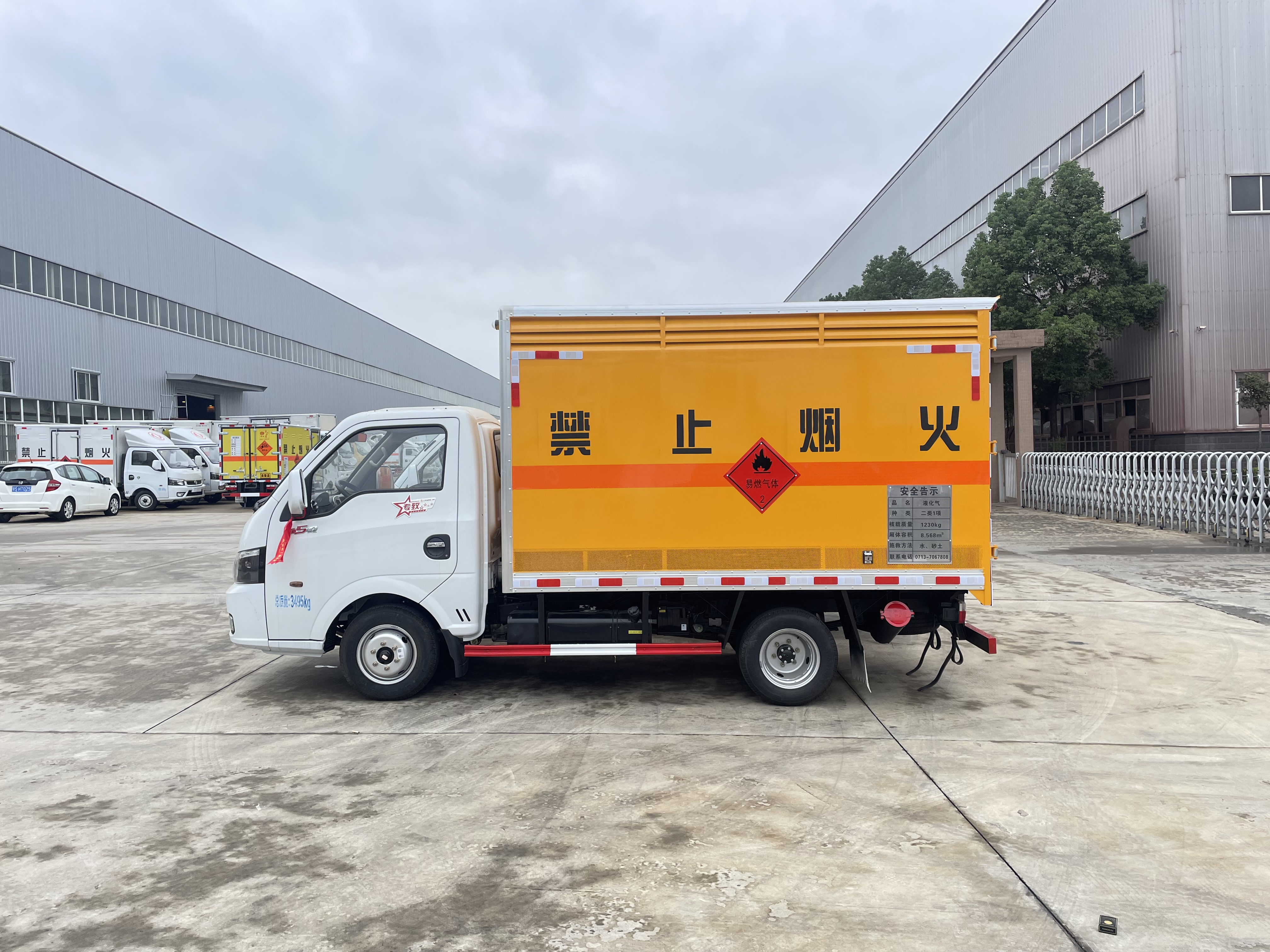 東風(fēng)途逸汽油版3米易燃?xì)怏w廂式車