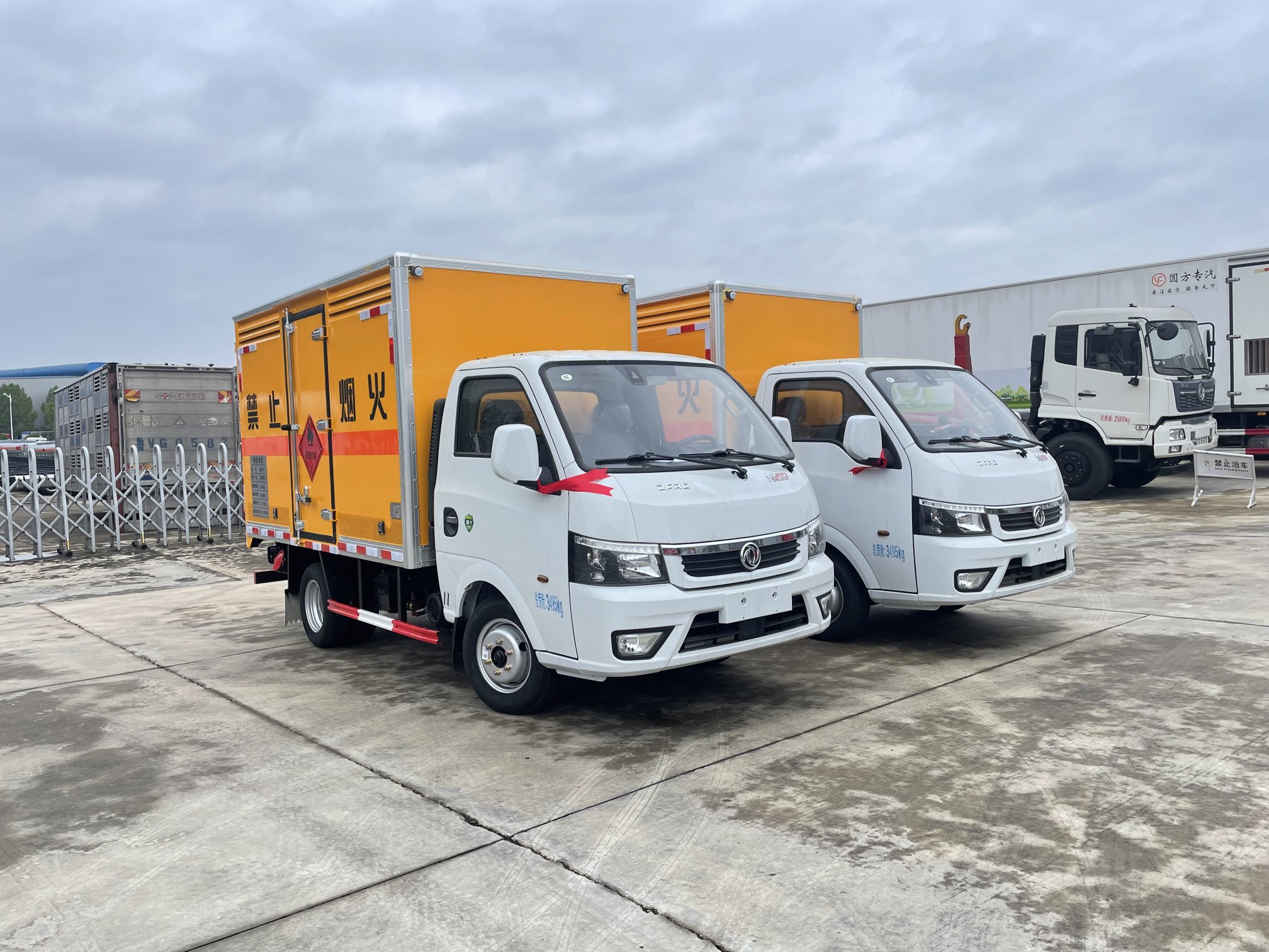 東風(fēng)途逸汽油版3米易燃?xì)怏w廂式車