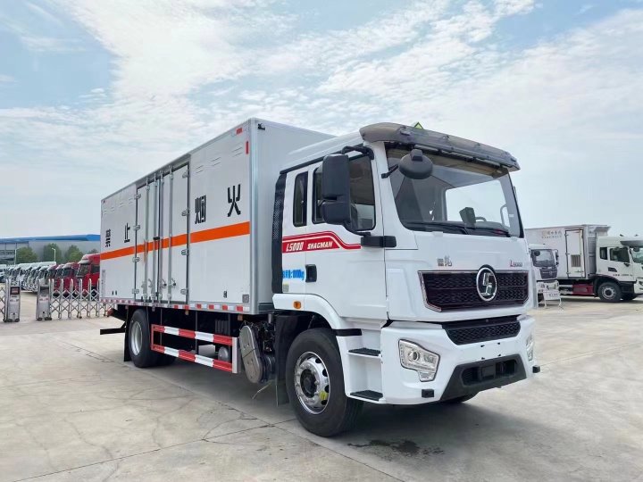 陜汽德龍6.8米雜項(xiàng)危險(xiǎn)品廂式車