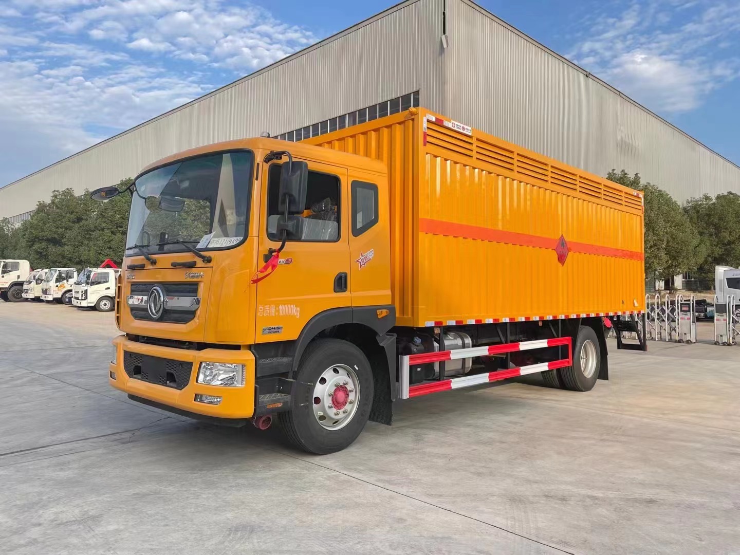 東風(fēng)多利卡7.6米氣體廂式車