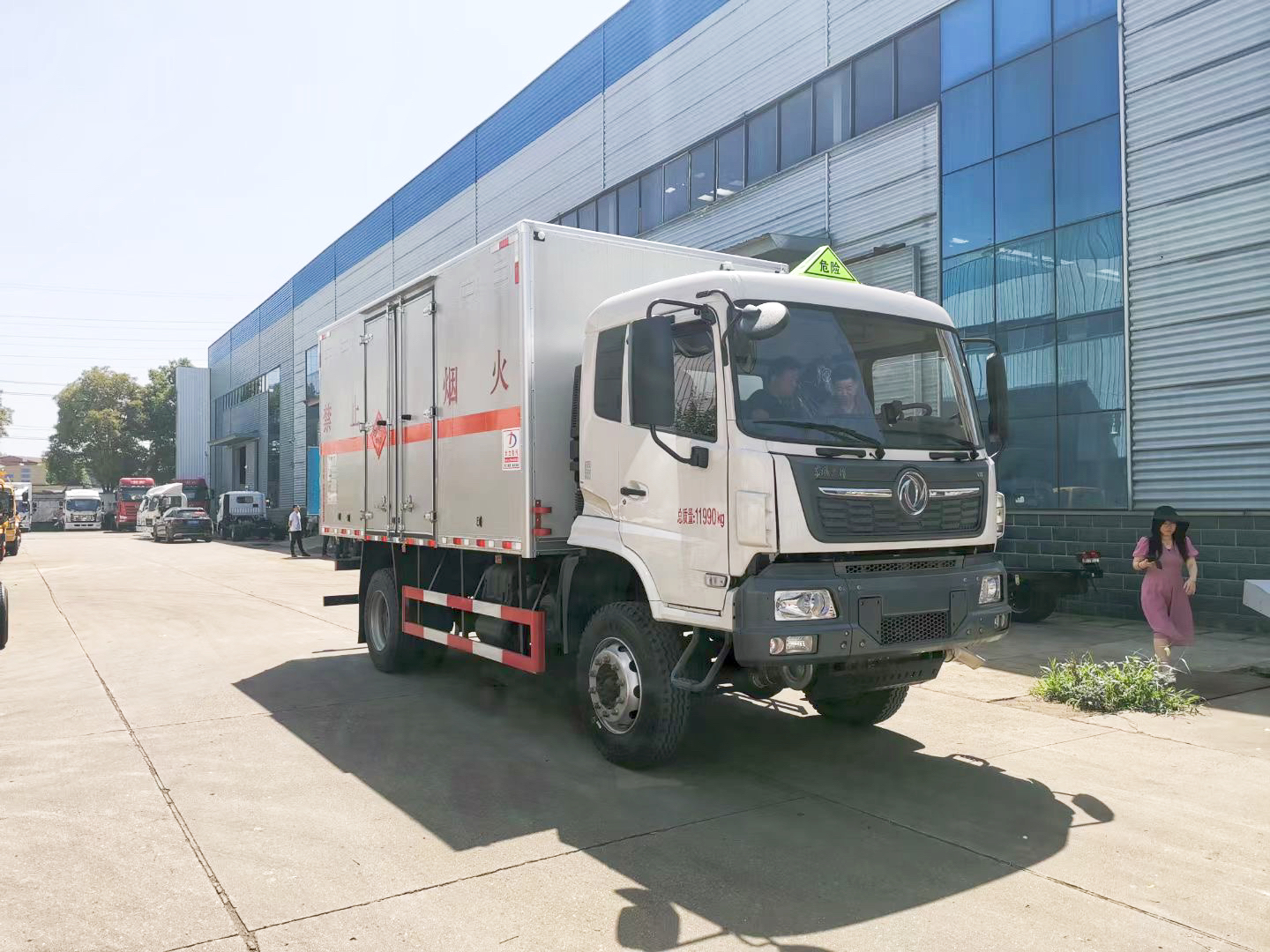 5.1米四驅(qū)爆破器材運(yùn)輸車