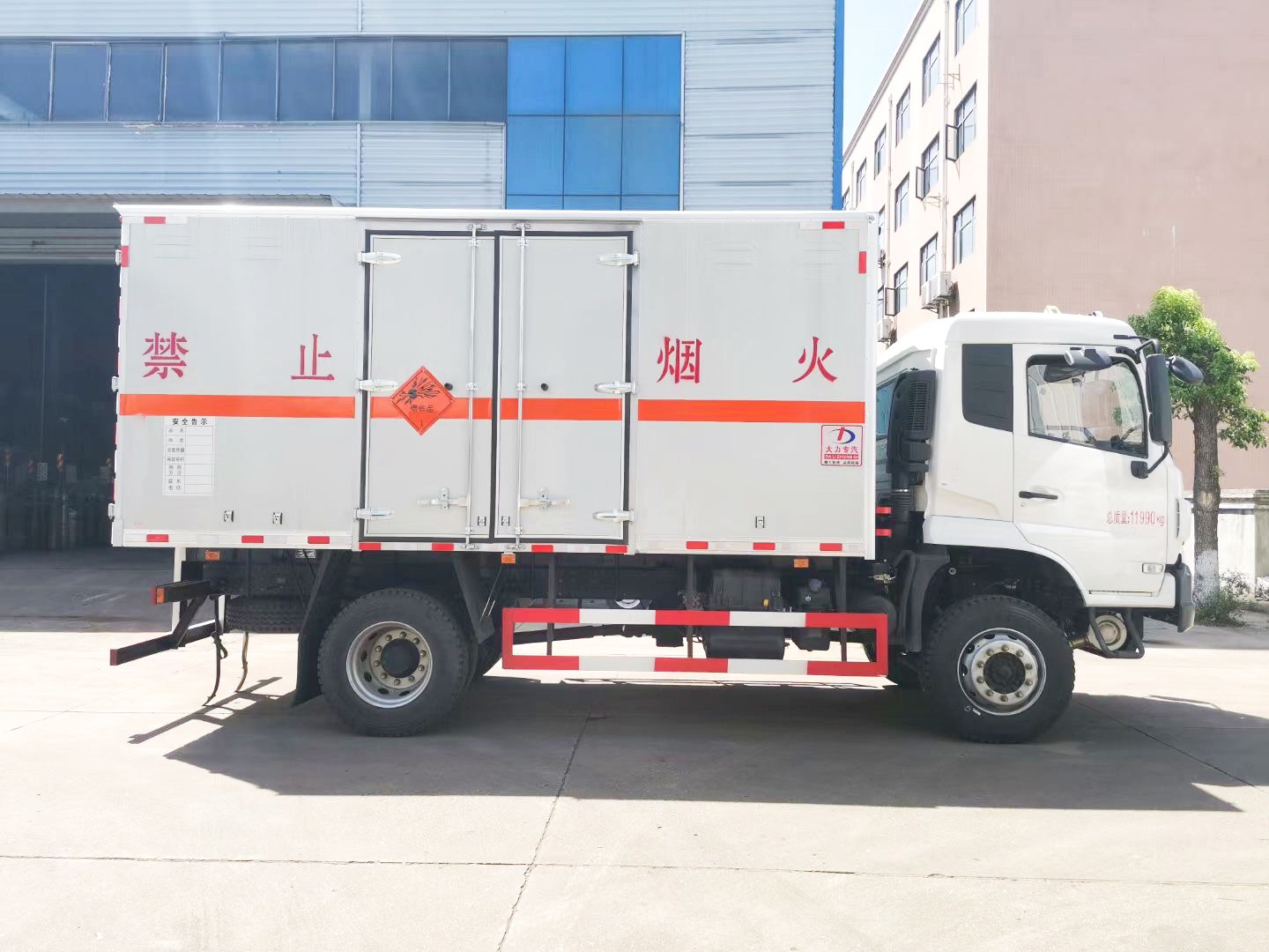 5.1米四驅(qū)爆破器材運(yùn)輸車