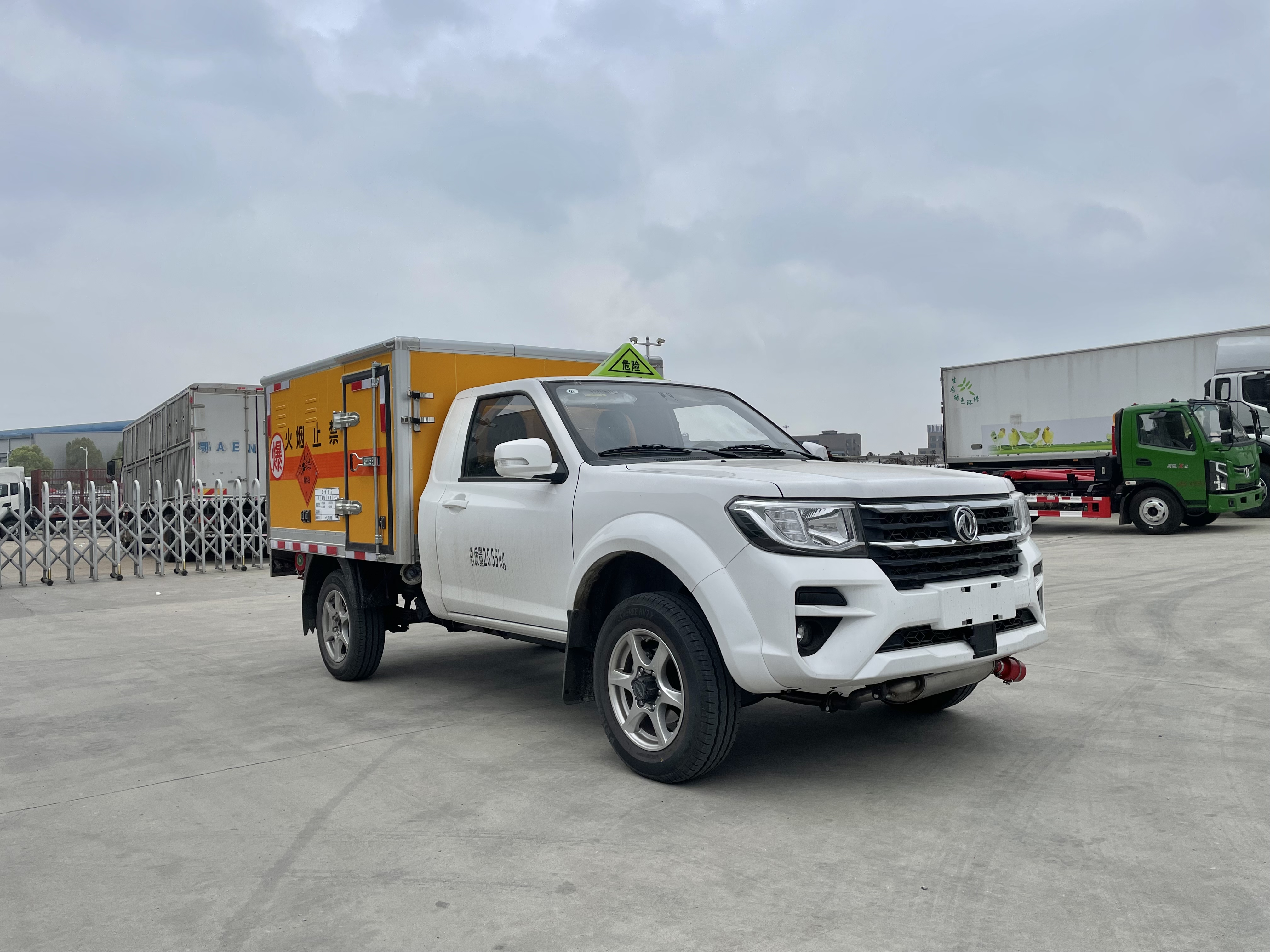 東風日產四驅皮卡炸藥車