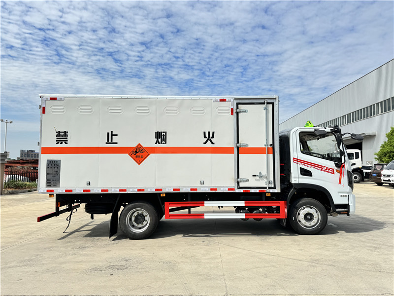 5.2米東風華神DV3炸藥車