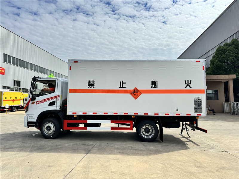 5.2米東風華神DV3炸藥車